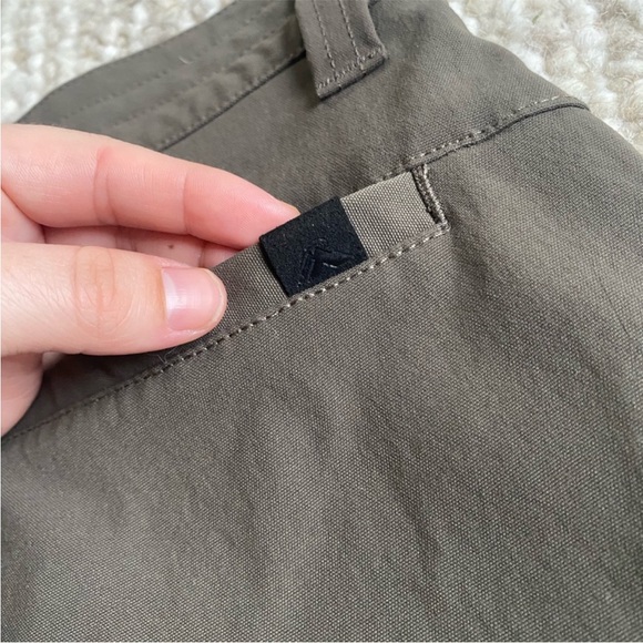 Macpac Men's Weekender Shorts in tarmac size small - Picture 6 of 8